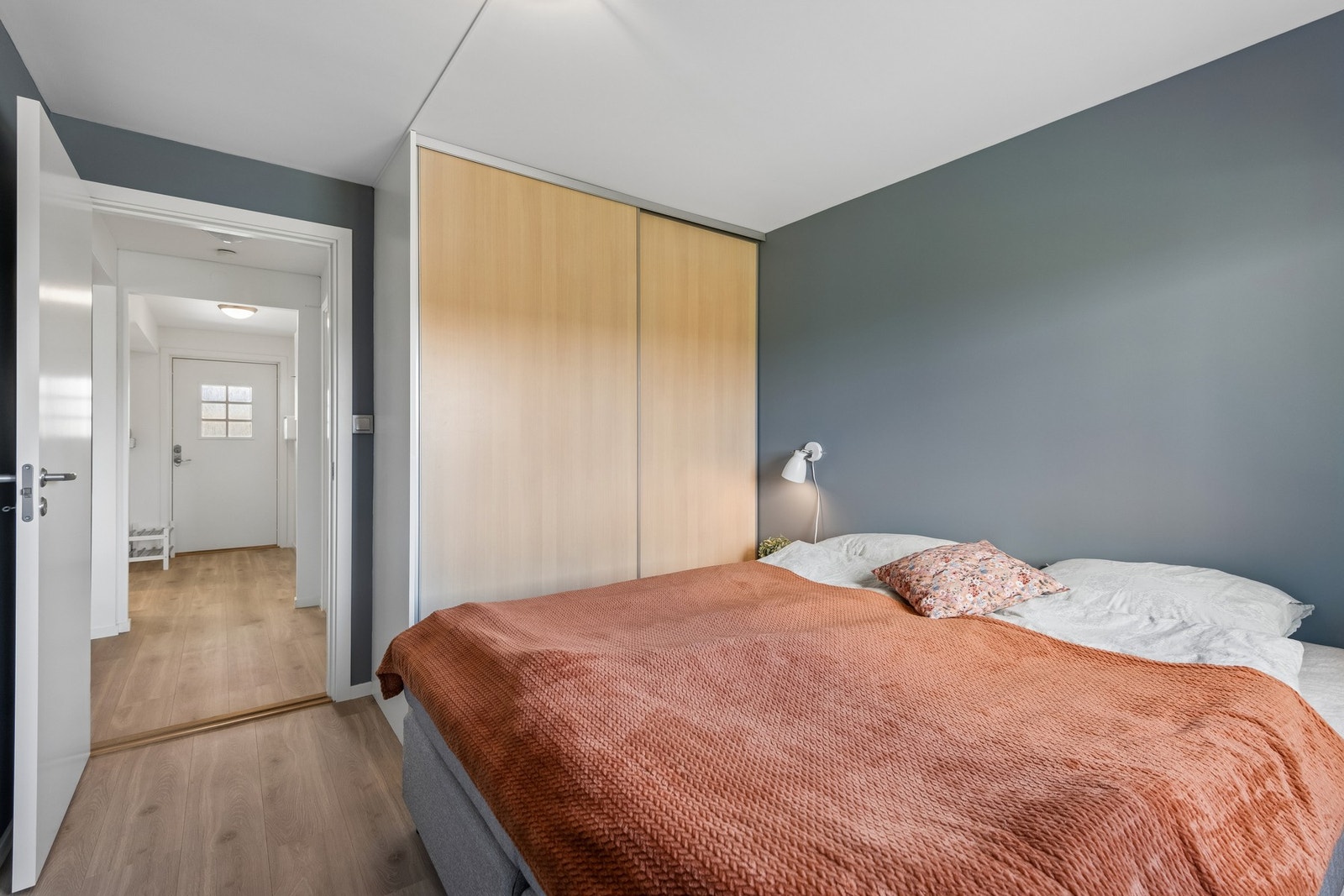 Soverom med god plass til dobbeltseng og garderobeløsning. Galleribilde