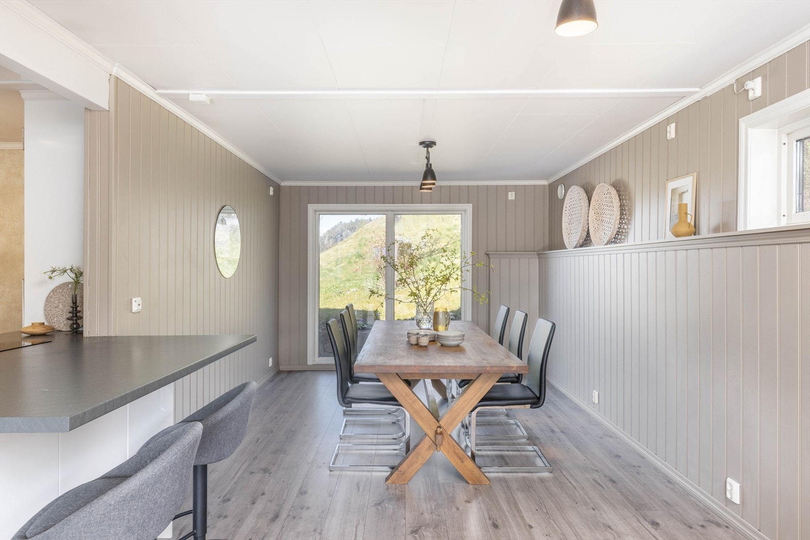 God plass til stort spisebord, her kan du samle venner og familie til fine stunder Galleribilde