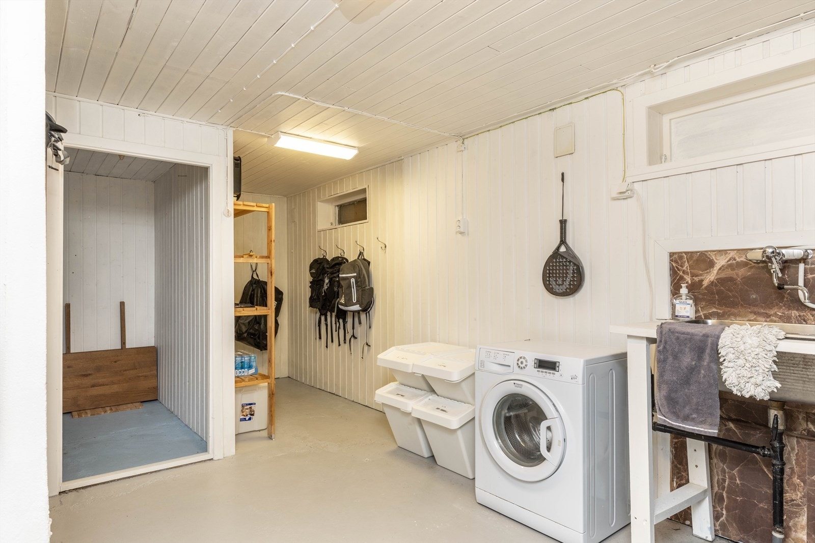 Stort vaskerom med gode oppbevaringsmuligheter Galleribilde