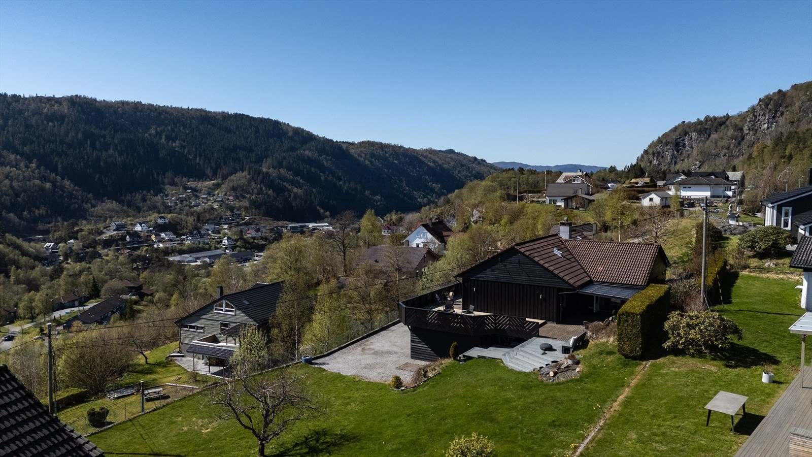 Eiendommens beliggenhet i terrenget gjør at du har helt uhindret panoramautsikt Galleribilde
