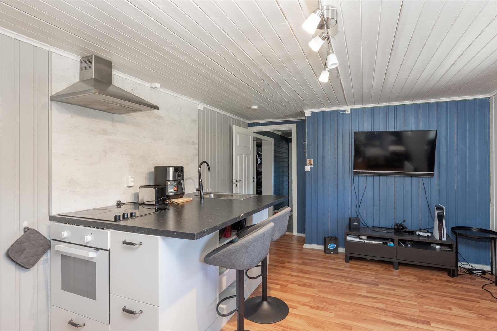 I dag er kjellerstuen innredet som en hybel, med et enkelt hybelkjøkken. Galleribilde