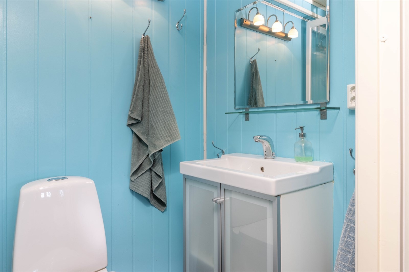 Badet i underetasjen har enkel standard Galleribilde