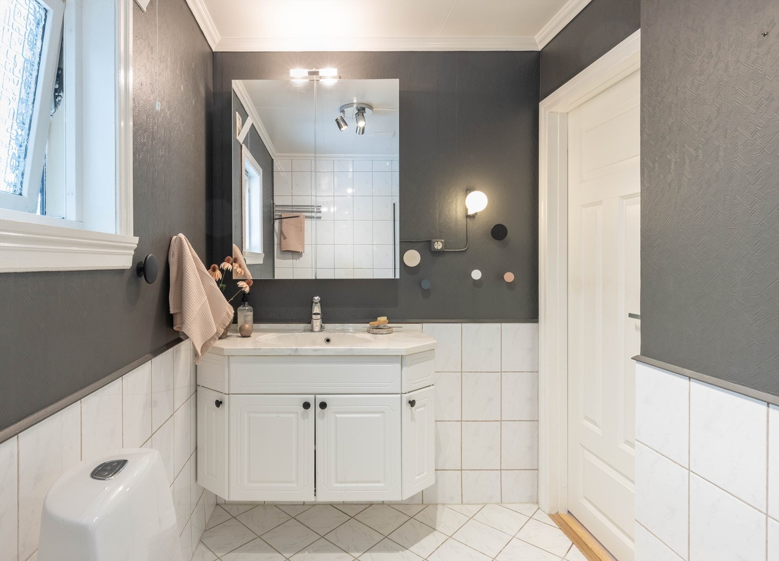 Badet har en baderomsmøblement, speilskap, toalett og dusjhjørne Galleribilde