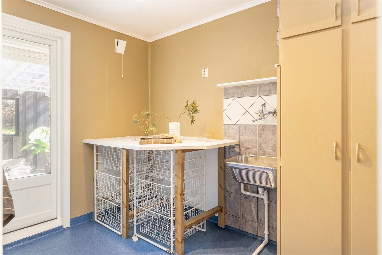 Praktisk vaskerom med direkte adkomst. Perfekt når barna kommer hjem etter å ha vært ute å lekt eller for hunden etter en tur i regnet! Galleribilde