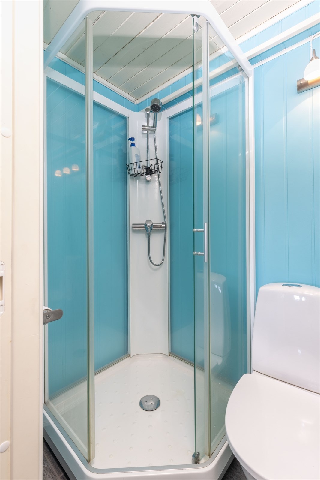 Badet fungerer fint i dag, med bruk av dusjkabinett Galleribilde