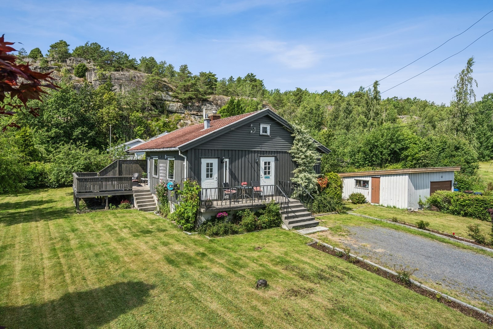 Velkommen til Lahellestien 10! En innholdsrik enebolig med flott beliggenhet i grønne omgivelser! Foto: EFKT Galleribilde