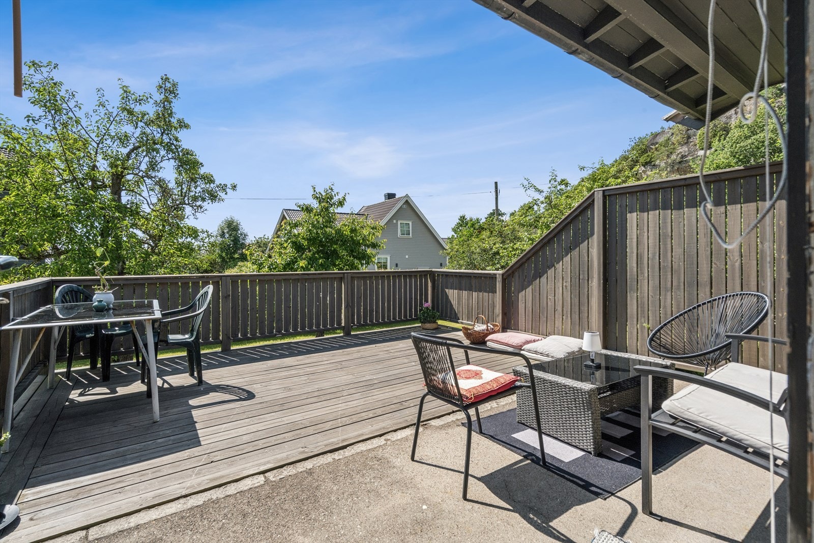 Delvis overbygd terrasse, perfekt for både late sommerdager og sosiale kvelder. Galleribilde