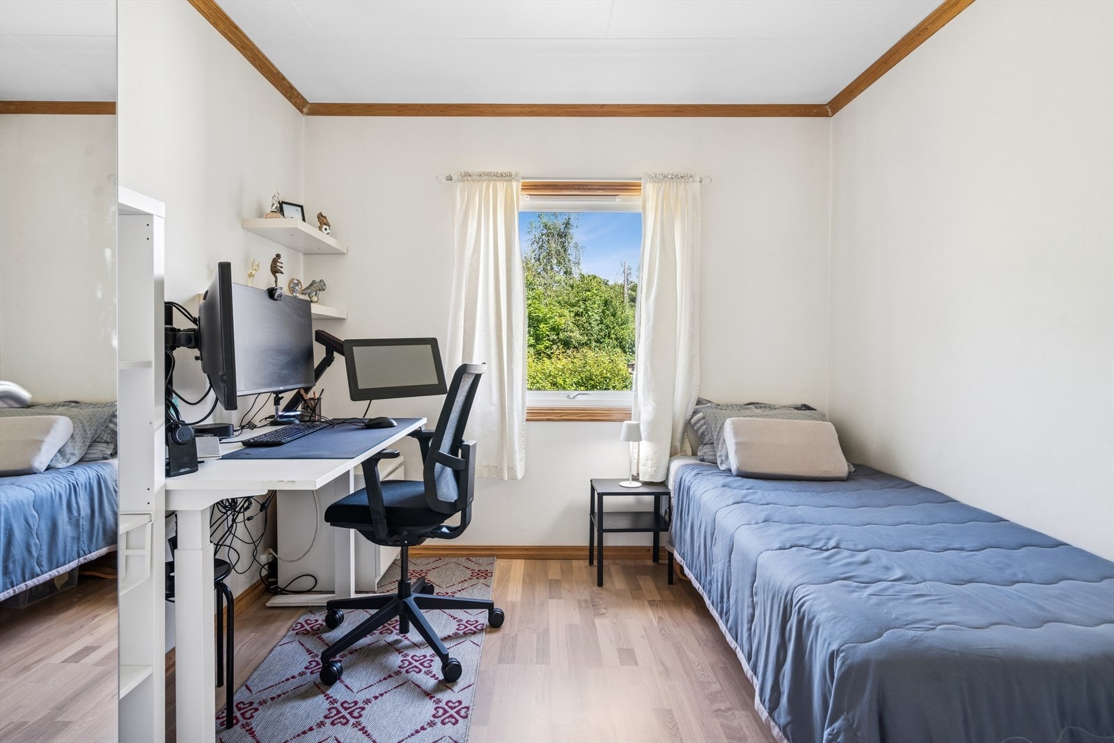 Soverom i 1. etasje med plass til skrivebord. Perfekt som ungdomsrom eller kontor. Galleribilde
