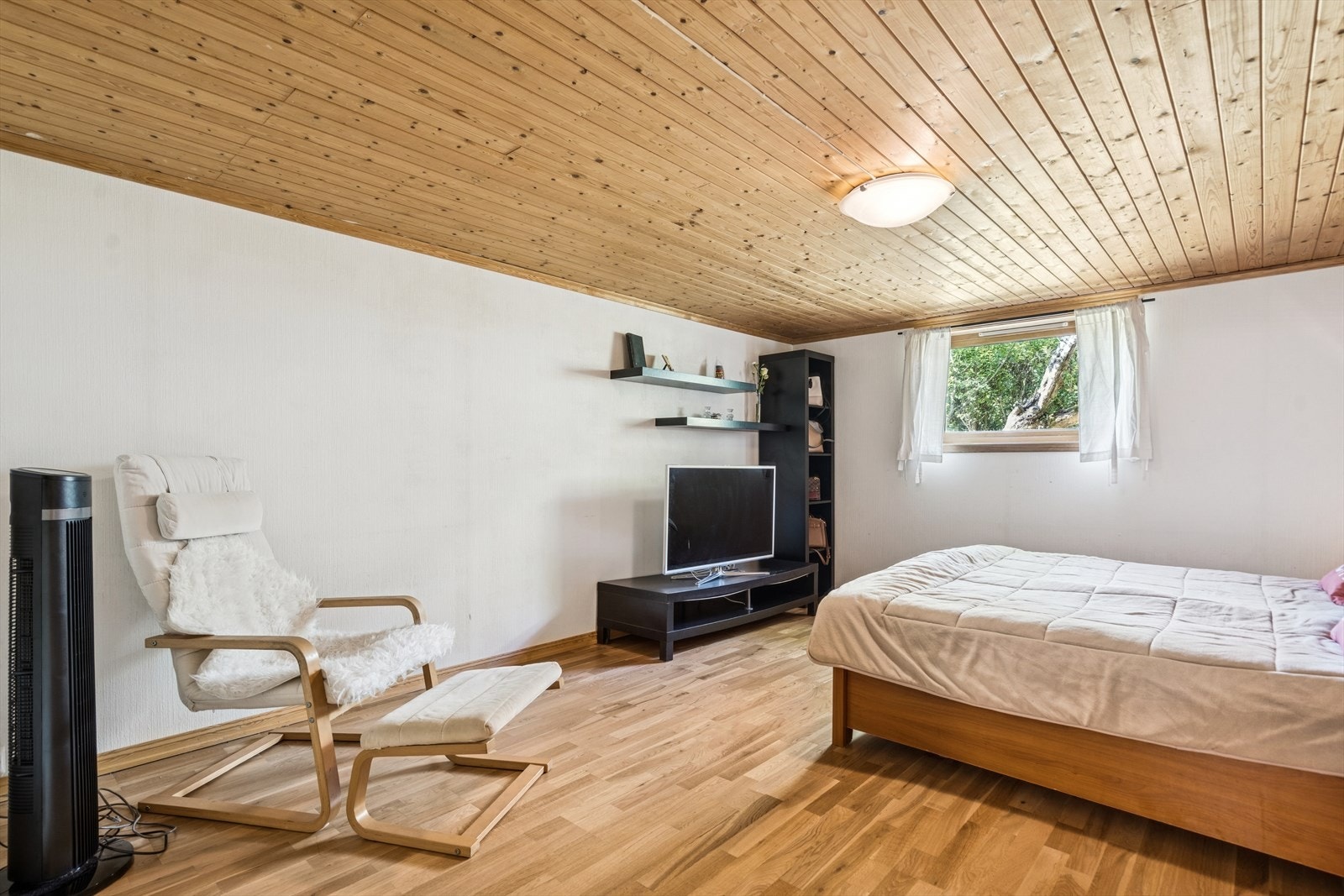 Romslig soverom i underetasje med god plass til garderobe. Galleribilde