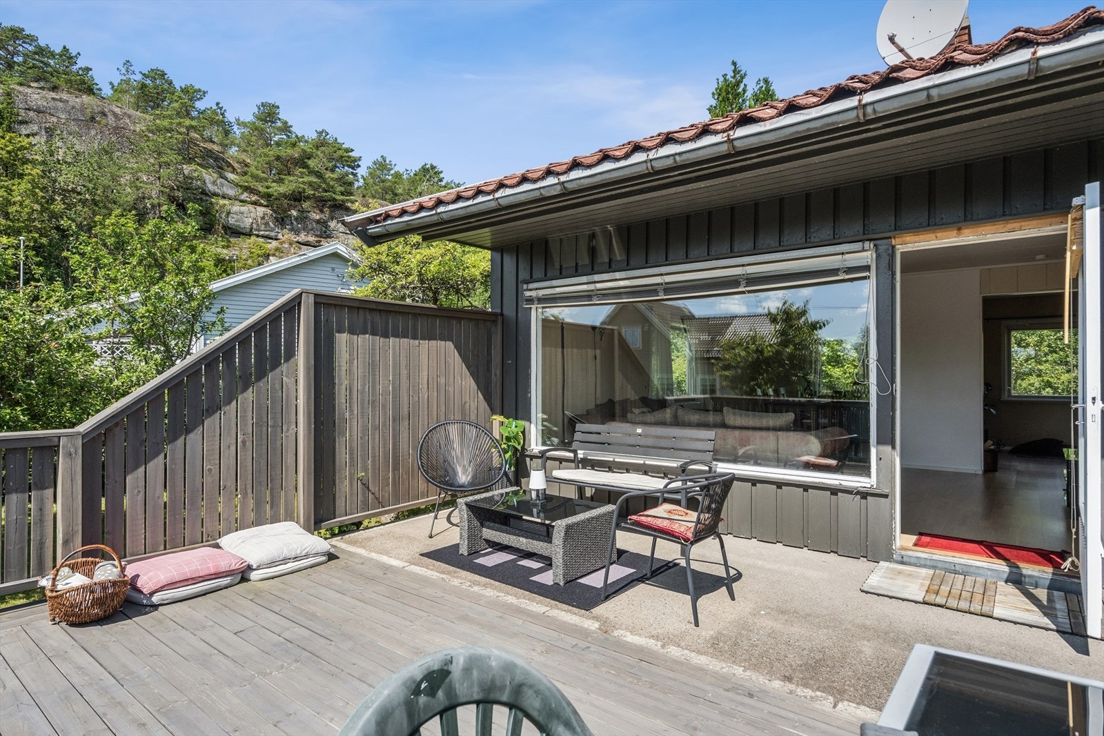 Innholdsrik eiendom med romslig terrasse og gode solforhold. Galleribilde