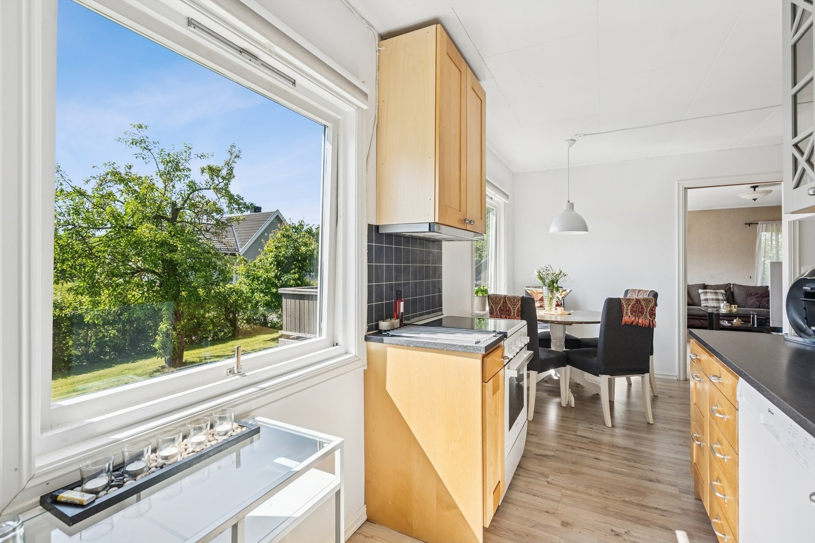Funksjonelt kjøkken med plass til frokostbord. Galleribilde
