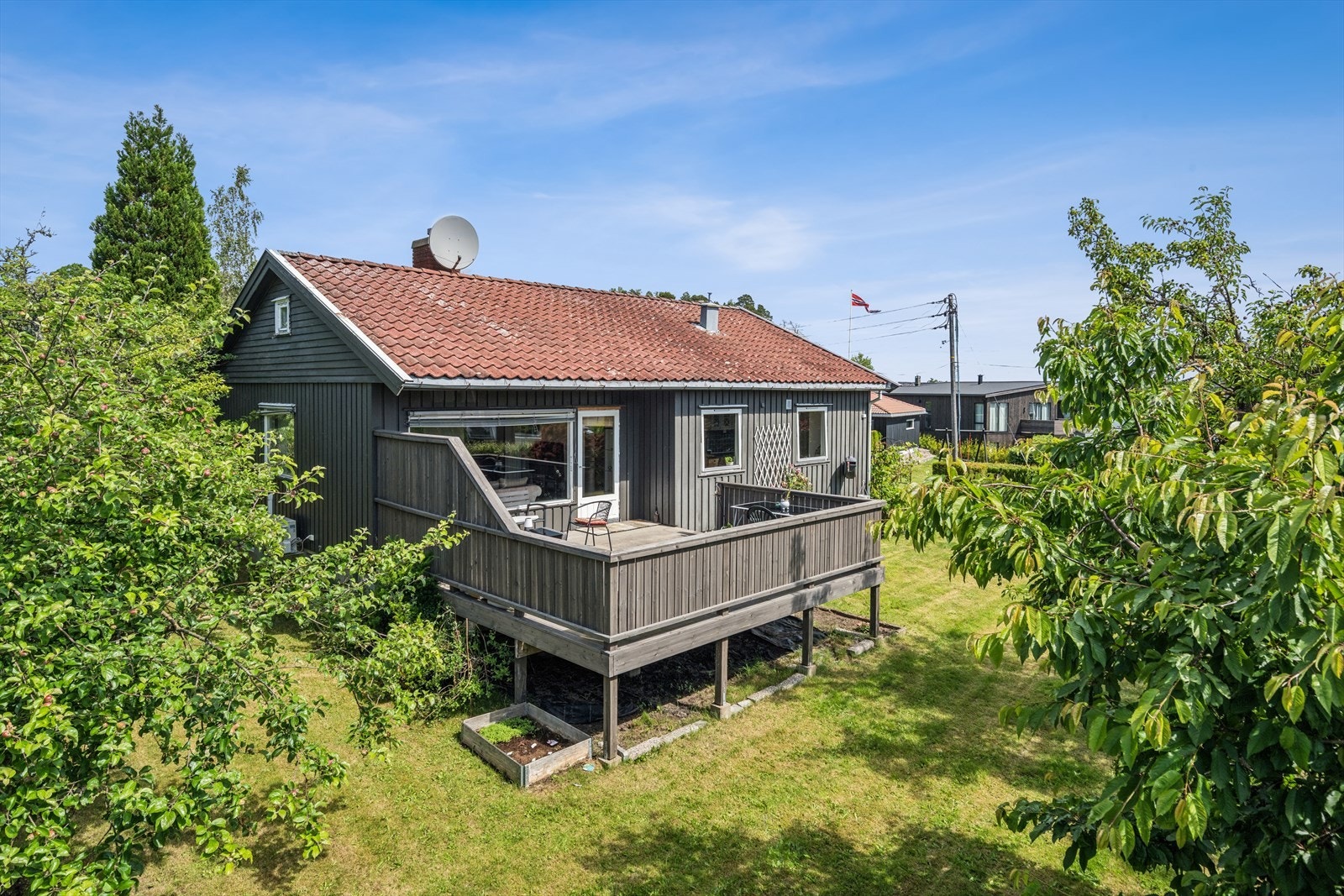 Stor tomt med hage og rikelig plass til både lek og avslapning. Gode solforhold Galleribilde