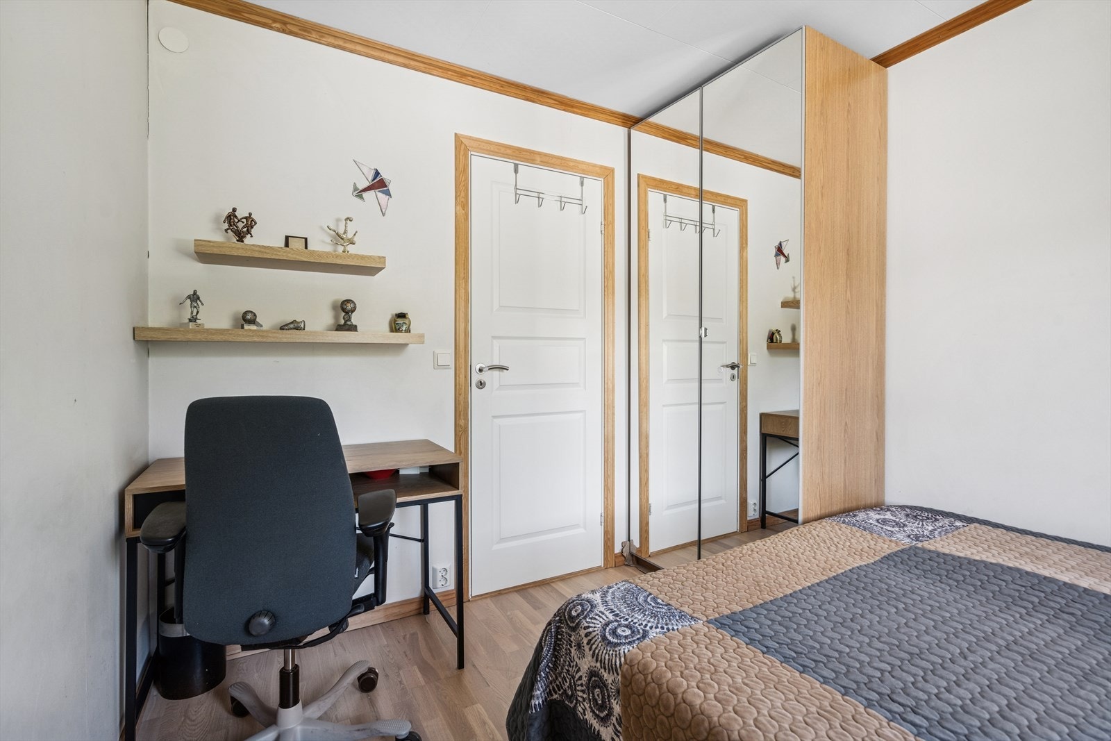 Soverom med plass til skrivebord, perfekt som ungdomsrom eller kontor. Galleribilde