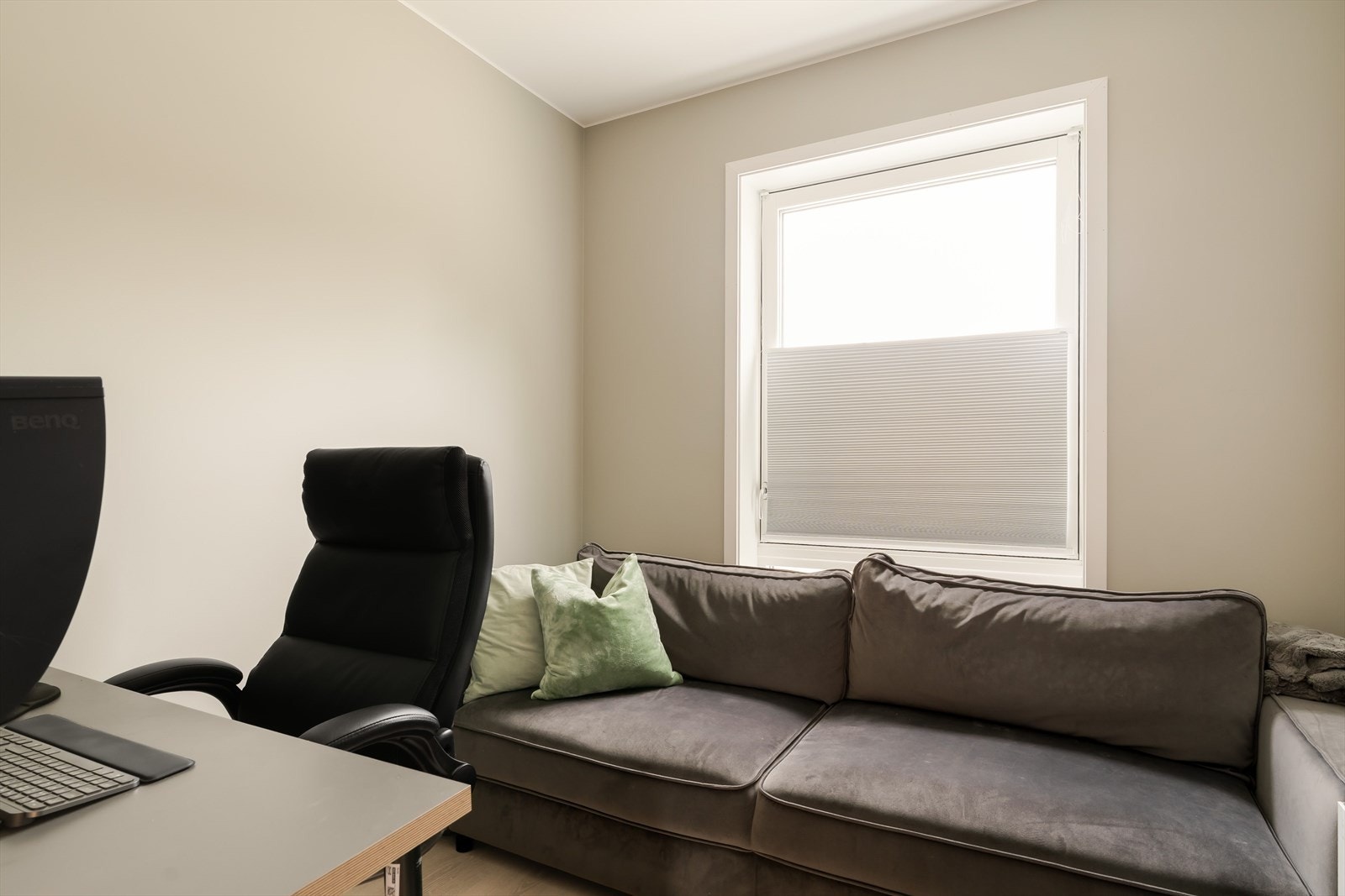 Leiligheten har 3 romslige soverom på henholdsvis 8 m², 6,5 m² og 13,5 m². Galleribilde