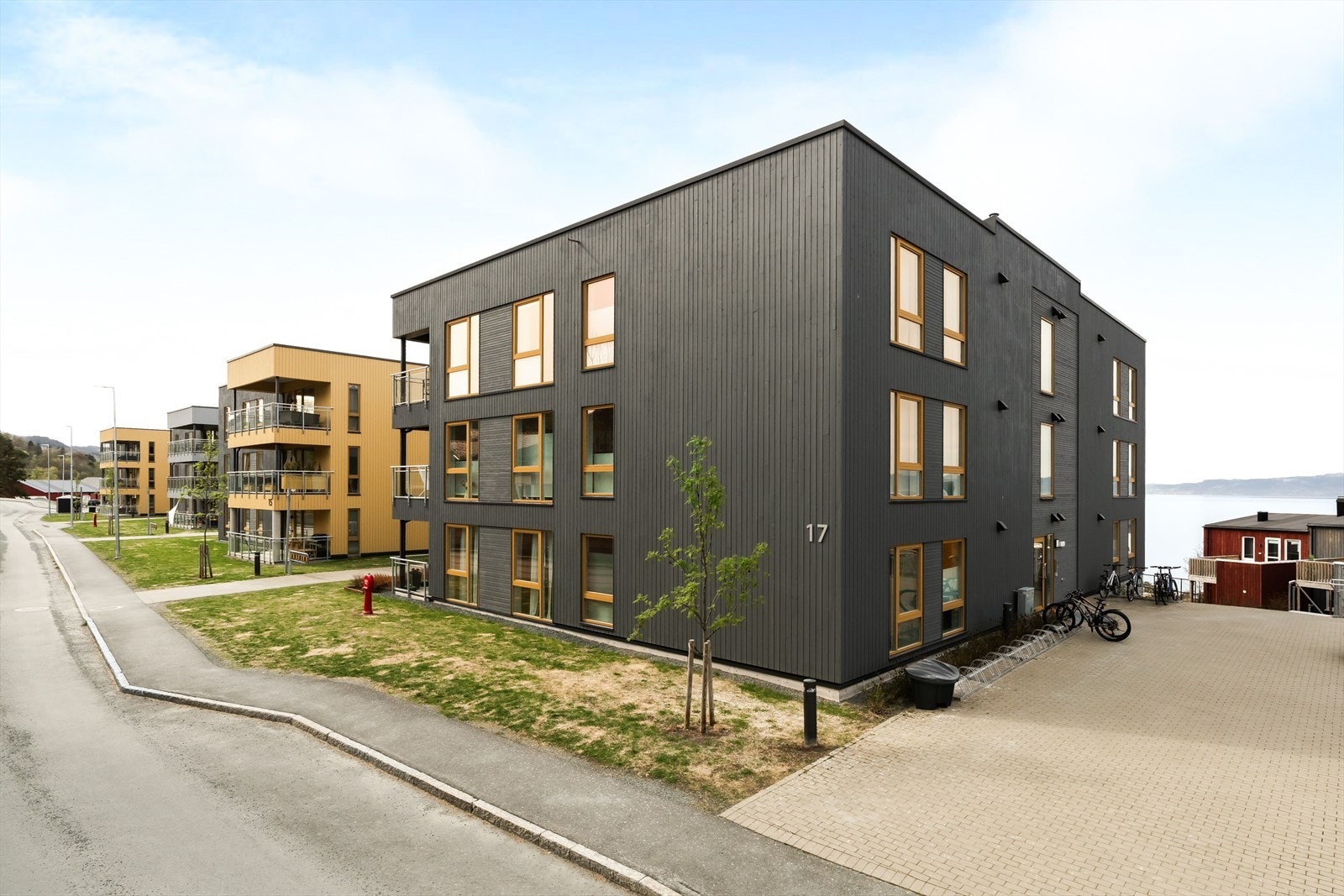 Her bor du i naturskjønne omgivelser med flott utsikt over Trondheim og fjorden, samtidig som du har nærhet til både skole, barnehager og servicetilbud. Galleribilde