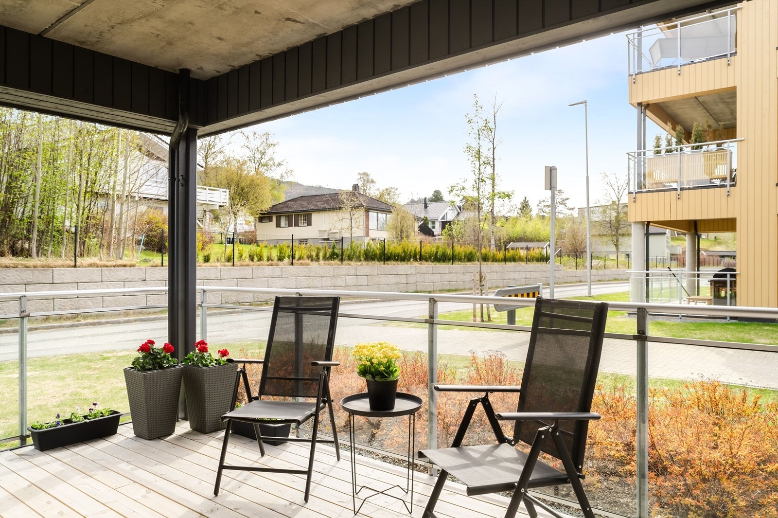 Fra stuen er det utgang til en solrik terrasse på ca. 14 m². Galleribilde