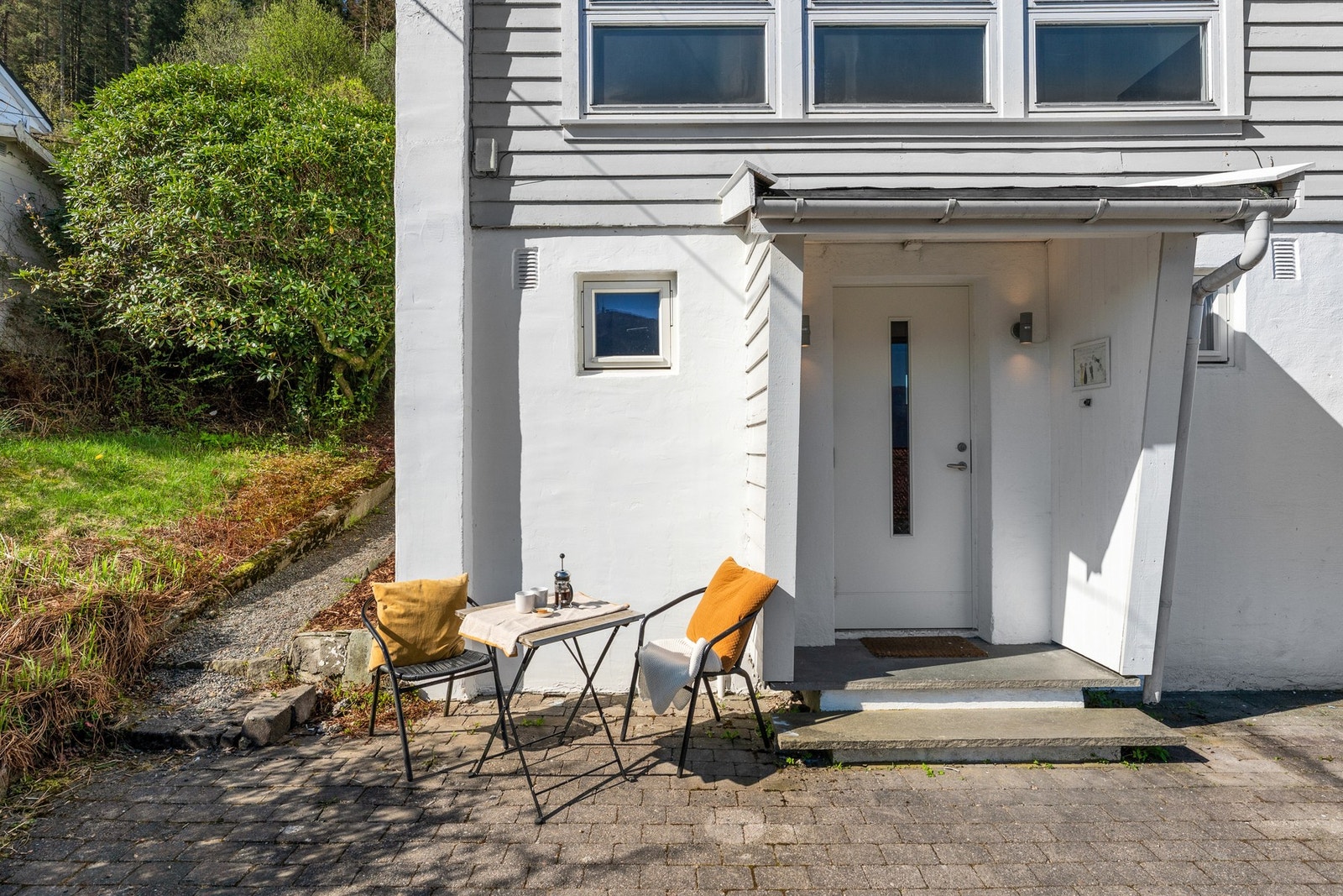 Morgen- og formiddag solen nytes på fremsiden av boligen. Her kommer solen frem så fort den titter opp over Ulriken. Galleribilde