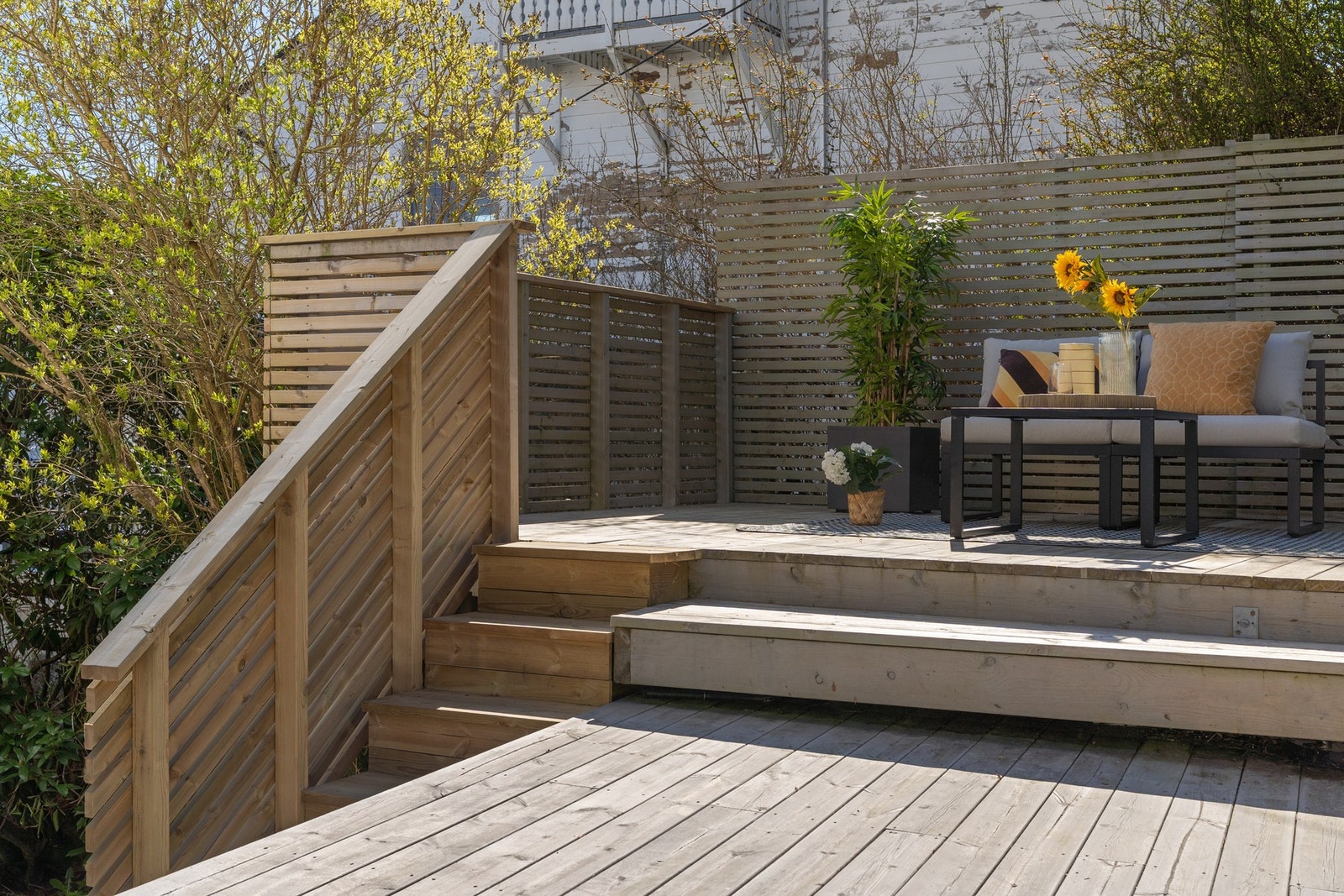 Terrasse på 43 kvm byr på ulike soner hvor man kan nyte sol og naturens stillhet. Galleribilde