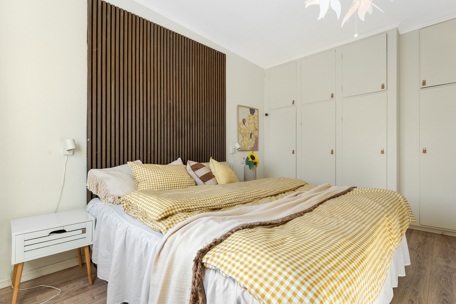Her er det rikelig med oppbevaringsplass i innebygget garderobe. Galleribilde