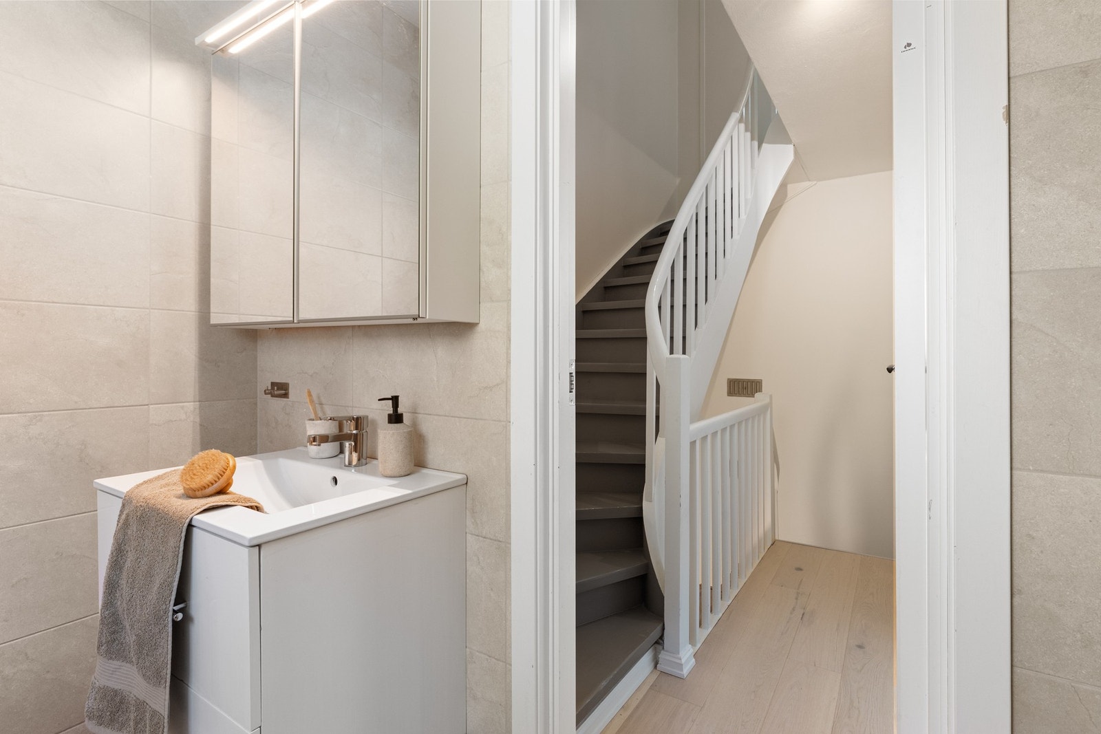 Hovedetasjen byr på boligens andre bad som ble renovert i 2019. Galleribilde