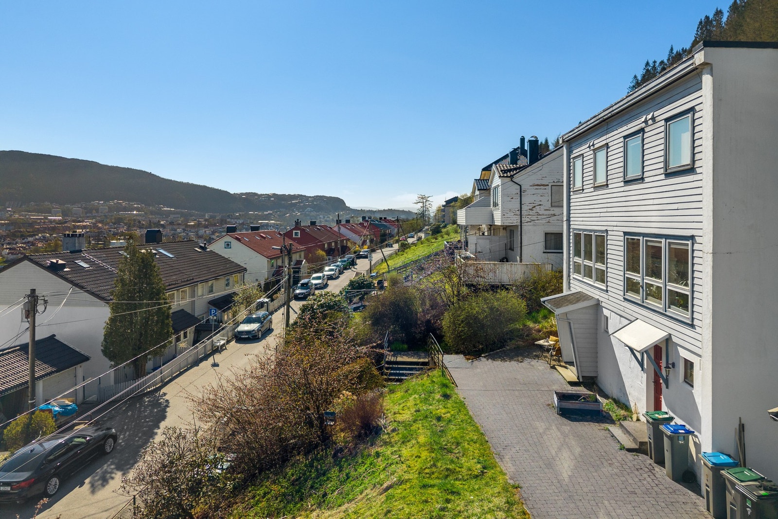 Fra boligen er det gangavstand til ulike dagligvarebutikker og flere gode barnehager og skoler. Galleribilde