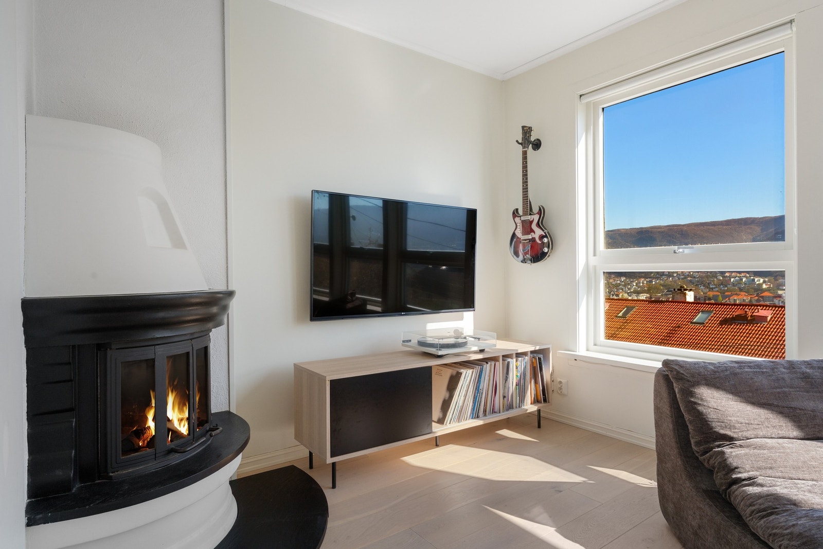 I stuen er det en flott vedovn som varmer godt på kalde dager. Galleribilde