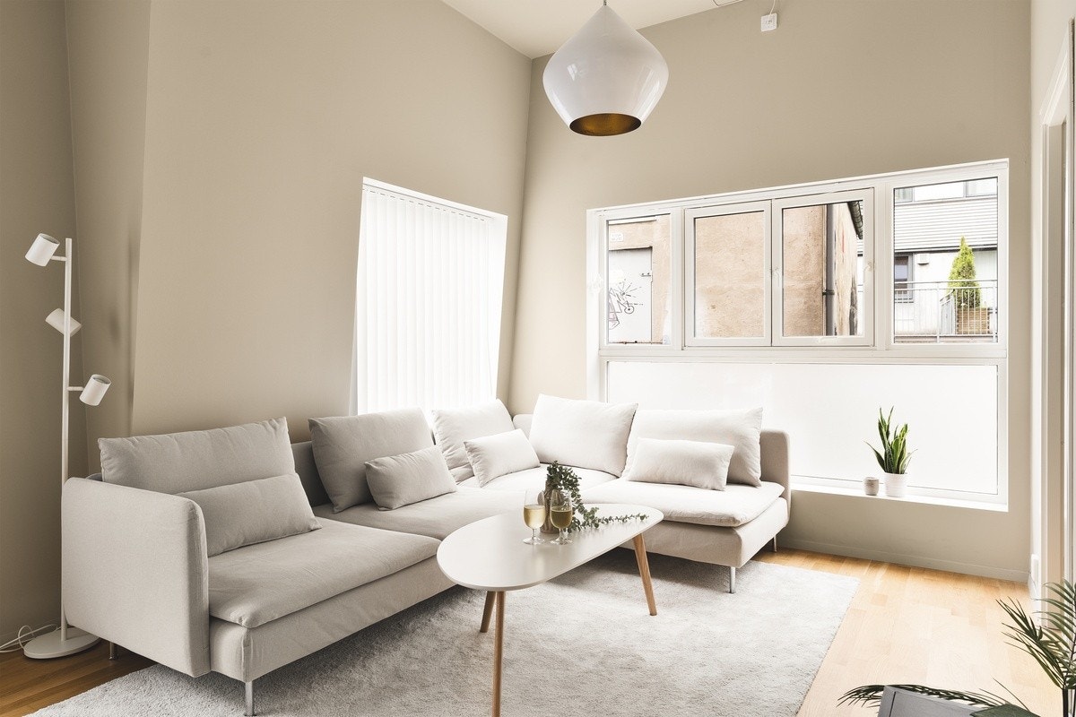 Leiligheten har en gjennomgående generøs takhøyde på hele 3.2 meter, noe som gir en fantastisk romfølese. Galleribilde
