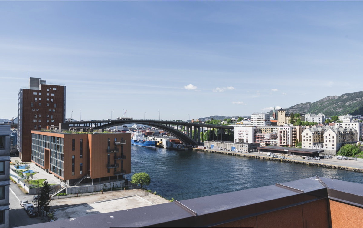 Fra takterrassen har du flott utsikt til Puddefjordsbroen. Galleribilde