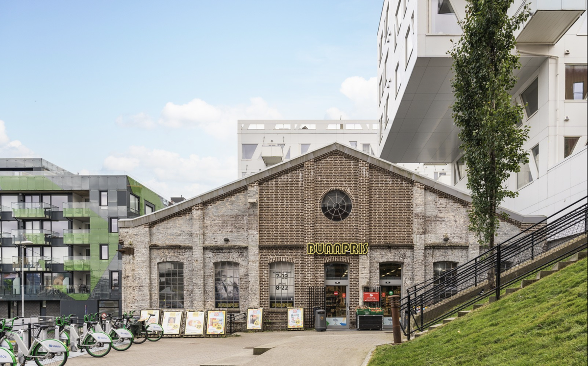 Umiddelbar nærhet til nærmeste dagligvarebutikk. Det er også en Rema 1000 rett ovenfor veien. Galleribilde