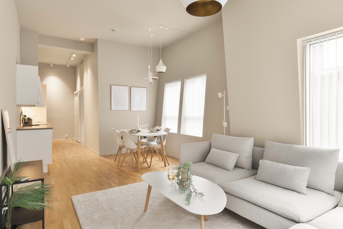 Stuen er av god størrelse og er innredet med både en sitte- og sofagruppe. Galleribilde
