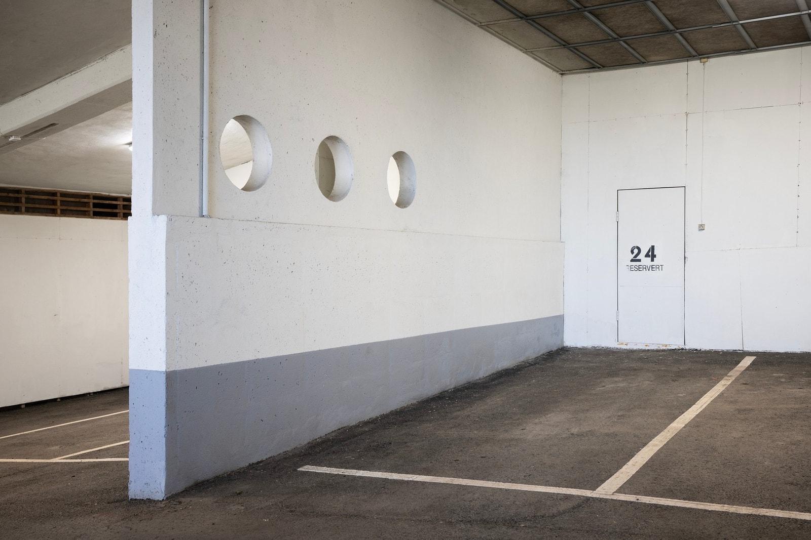 Det medfølger garasjeplass - opplegg for lading. Galleribilde