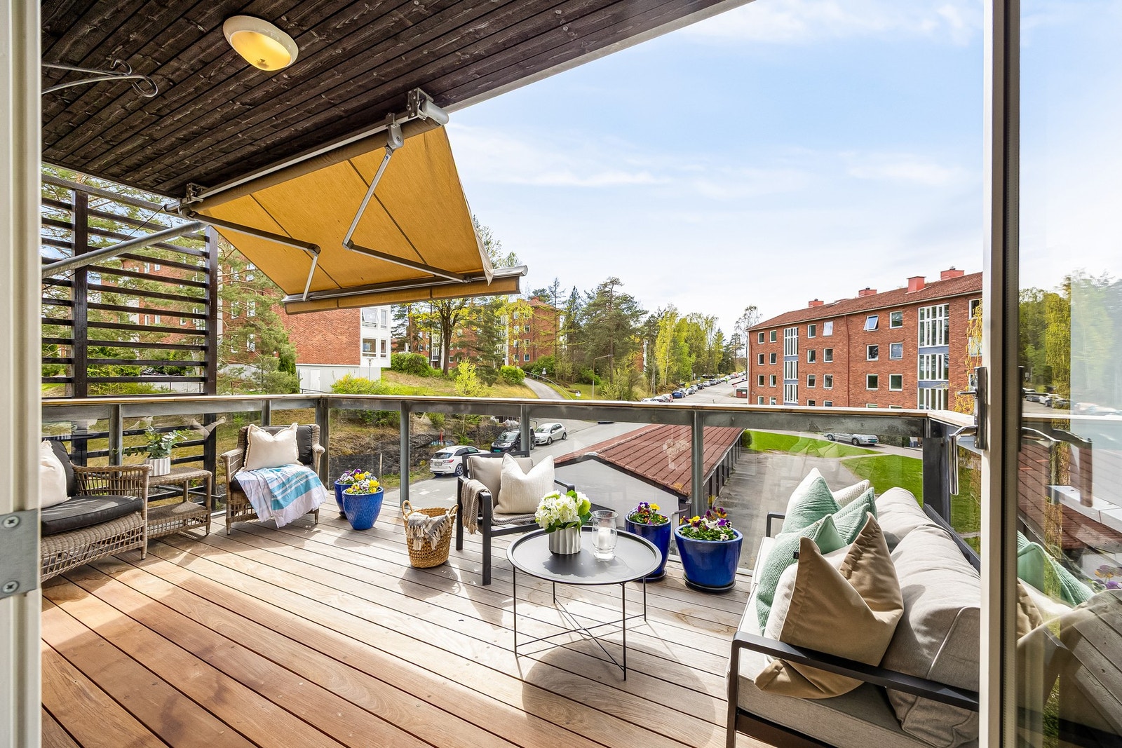 Fra stuen er det utgang til en romslig balkong på ca. 15,5 m², som fungerer som en naturlig forlengelse av oppholdsrommet og gir svært gode muligheter for utemøblering og hyggelige oppholdssoner. Galleribilde