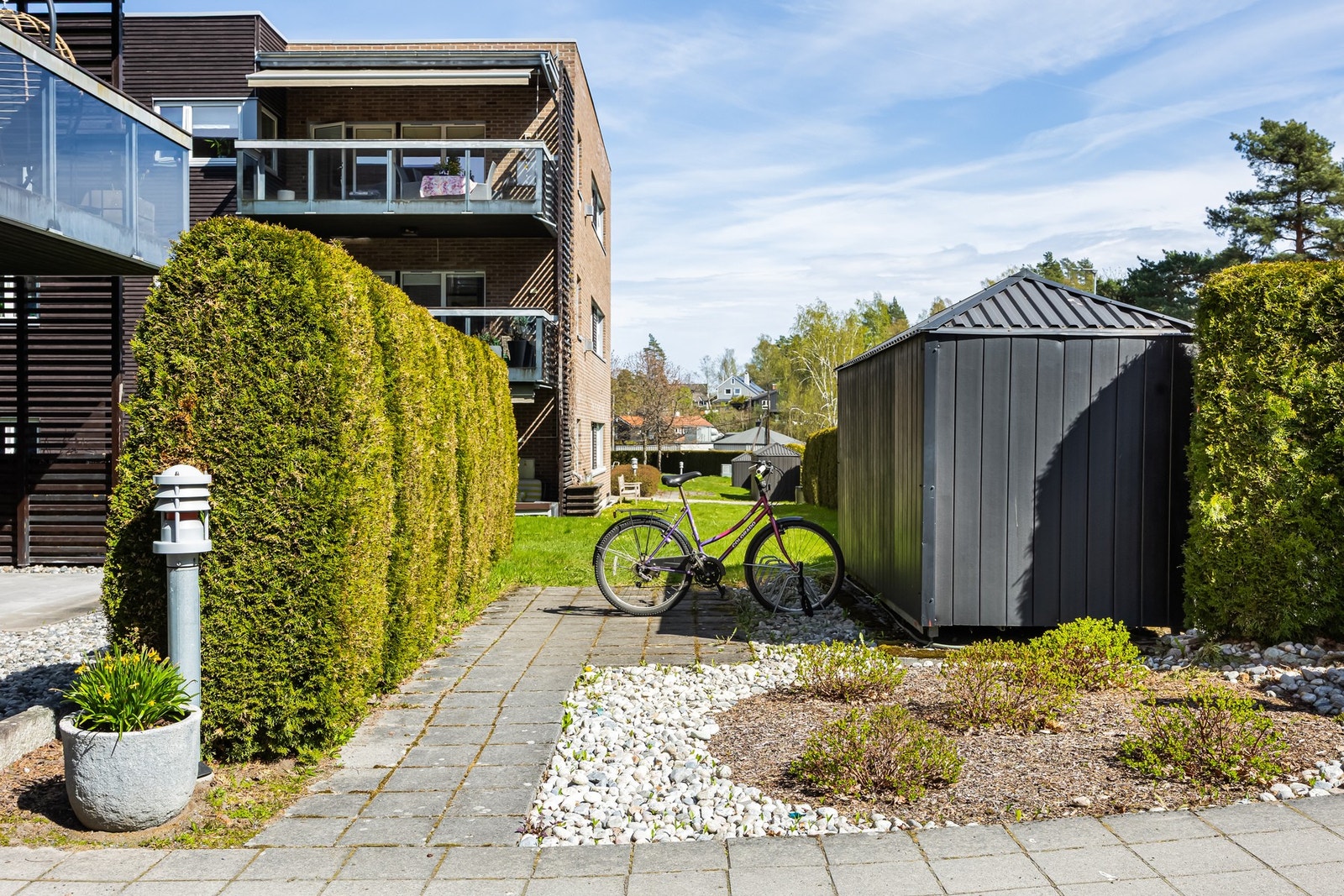 Leiligheten er godt tilbaketrukket med mulighet for å gå rett ut på gresset. Galleribilde