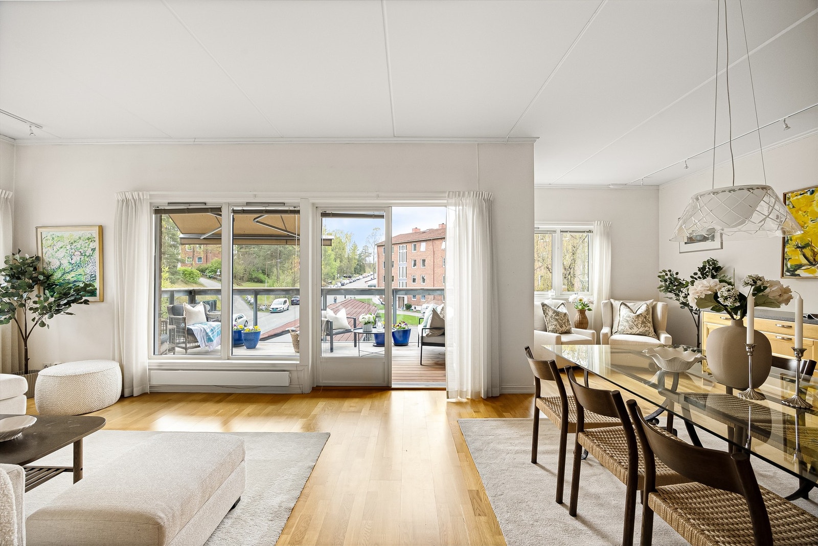 Rekken av store vindusflater fra tak til gulv gir en fantastisk romfølelse. Galleribilde