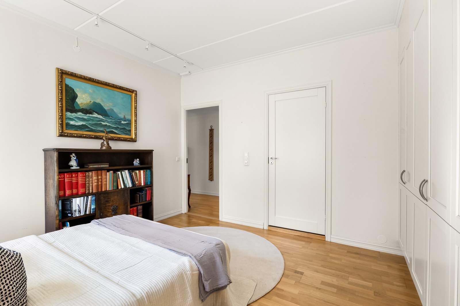 Rommet oppleves skjermet og harmonisk, og gir fine muligheter for å innrede både praktisk og trivelig. Galleribilde