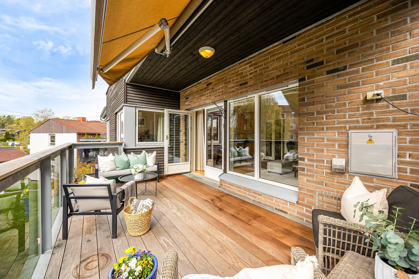 Balkongen har tregulv mot dekke, rekkverk i stål/aluminium med glassfelter samt lysarmatur og utvendig stikkontakt, noe som gjør uteplassen både praktisk og attraktiv i bruk. Galleribilde