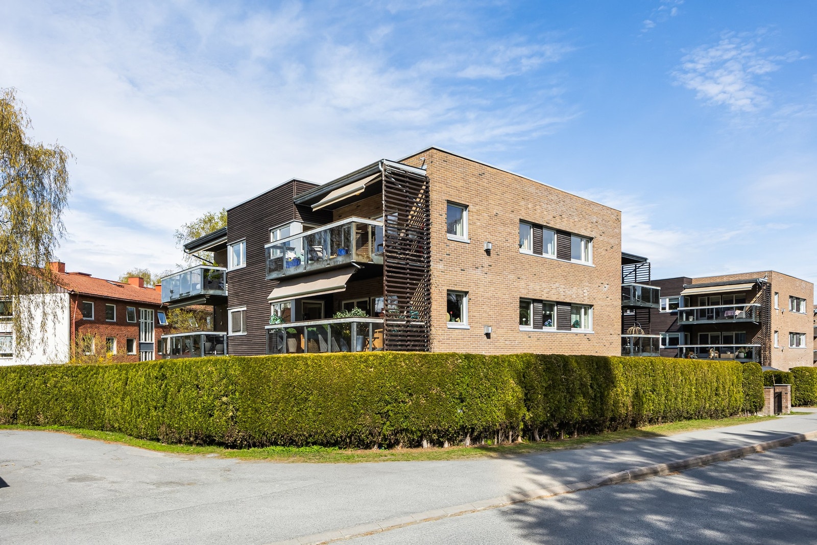 Fra leiligheten er det kort avstand til sjøen, badeplasser, båthavn, kyststien, barnehager, skoler, off. kommunikasjon. Galleribilde