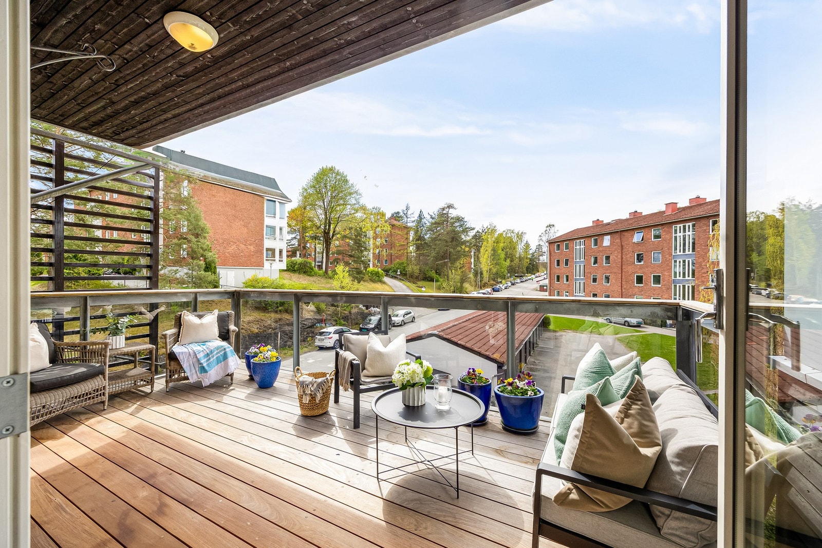 Fra stuen har du direkte adkomst til en fantastisk sydvendt balkong som vender mot det hyggelige nabolaget. Galleribilde