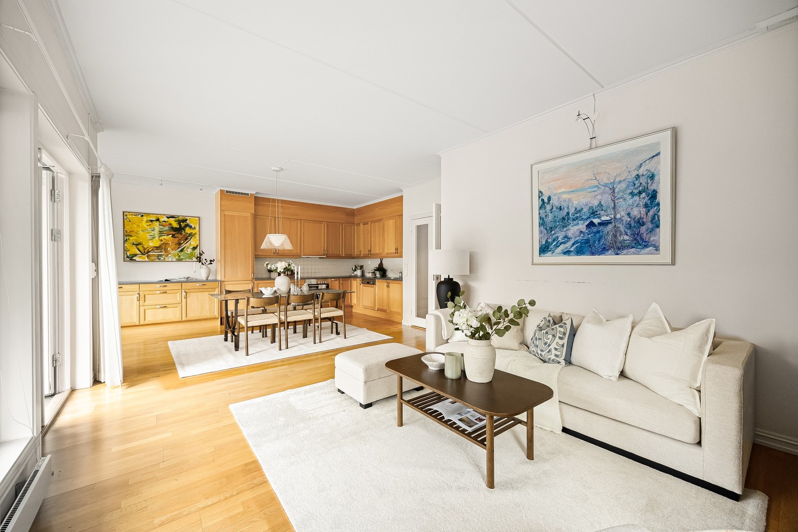 Stuen er et lyst og innbydende oppholdsrom med god takhøyde på ca. 2,74 meter, noe som bidrar til en luftig og behagelig romfølelse. Galleribilde