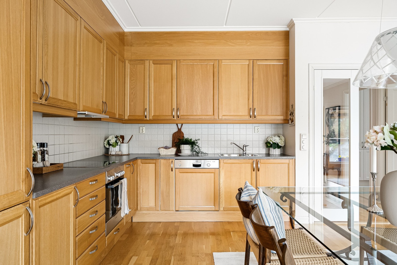 Innredningen er fra 2007 og har profilerte fronter i heltre, laminat benkeplate med nedfelt kum i rustfritt stål, belysning under overskap og fliser på vegg over benkeplaten. Galleribilde