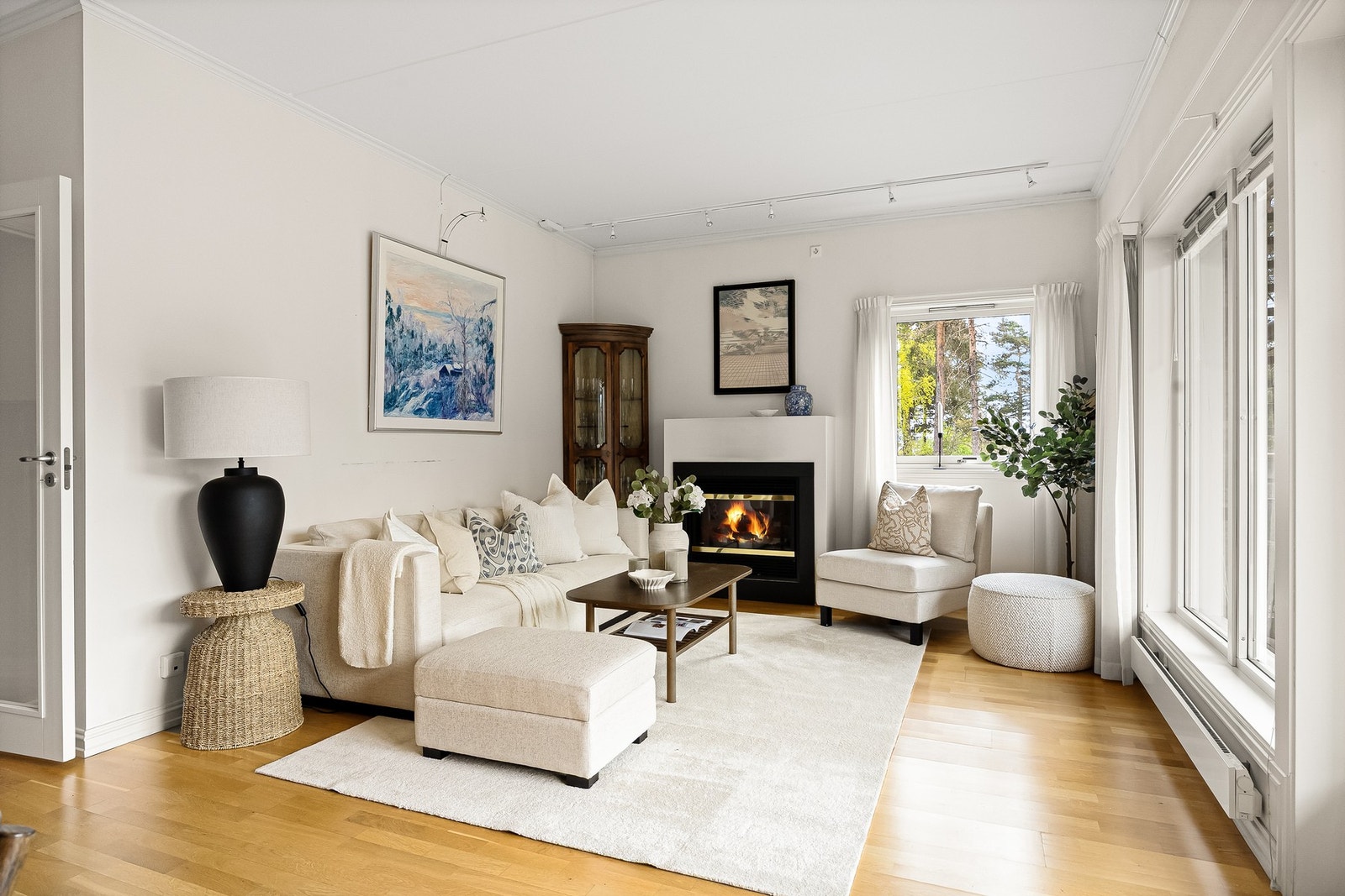 I hjørnet av stuen er det god plass til stor sofa ved peisen som tilfører rommet en stor porsjon kos. Galleribilde