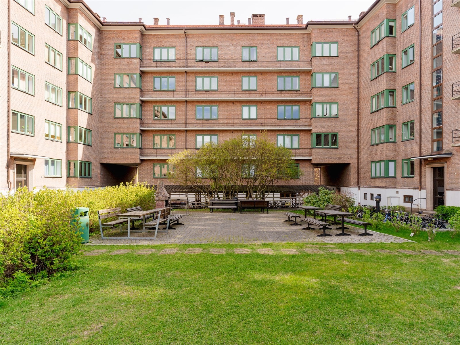 Kombinasjonen av rolige og grønne omgivelser i et samtidig sentralt bomiljø gjør dette til et meget attraktivt sted å bo. Galleribilde