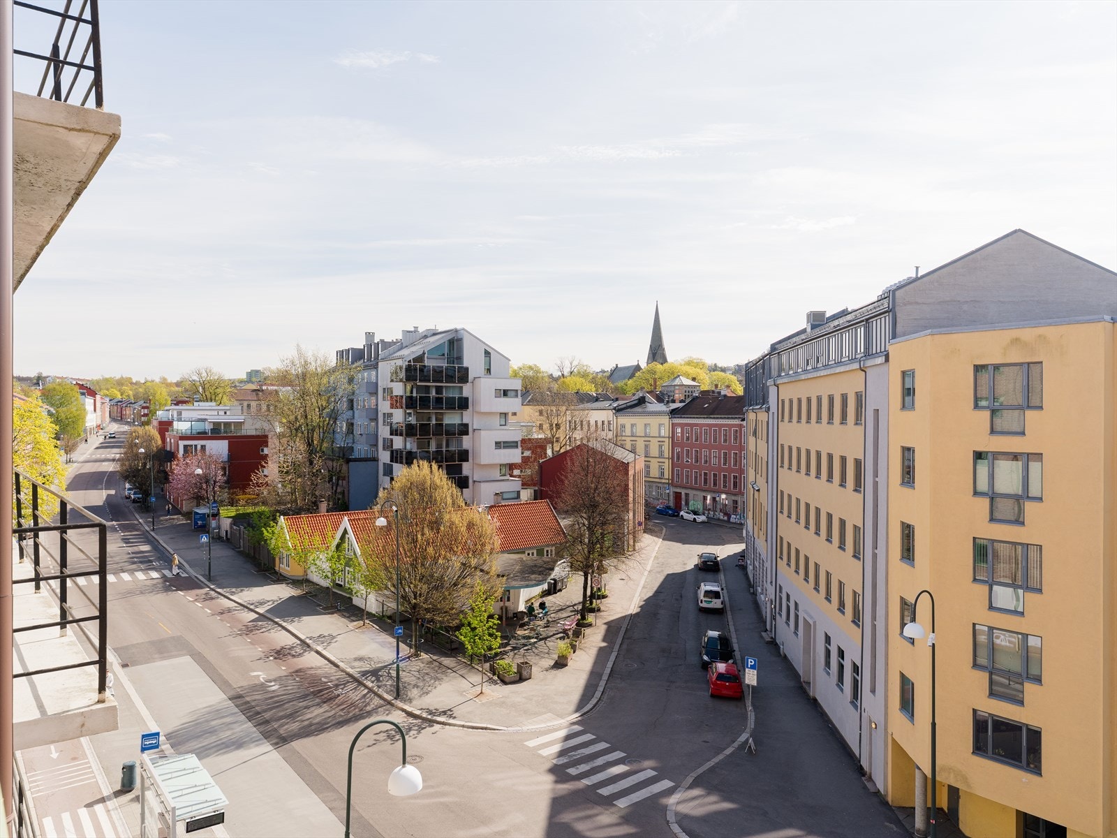 Her bor du høyt og fritt i en vakker funkisgård nederst på Vålerenga, i et veldrevet og populært borettslag. Galleribilde