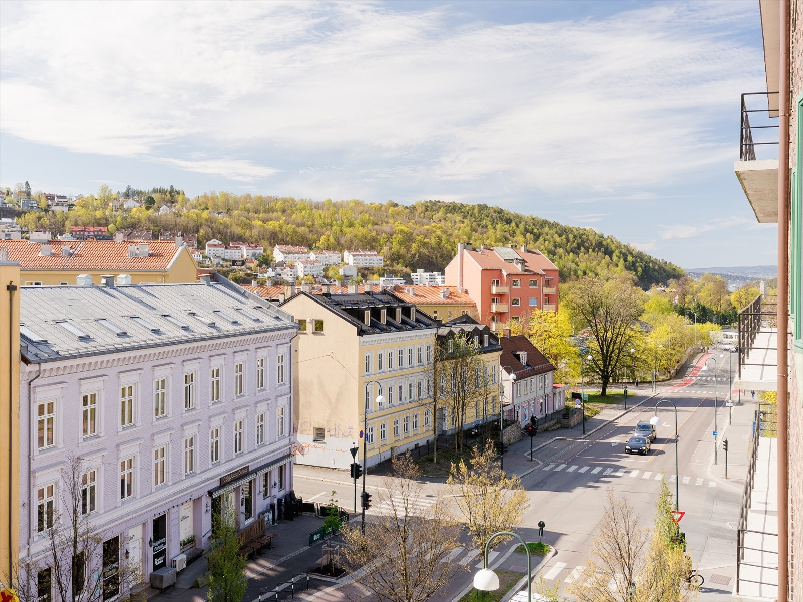 Beliggenheten i 4. etasje sørger for et fantastisk utsyn. Omgivelsene inviteres inn i rommet, og gir en herlig opplevelse av de fire ulike årstidene. Galleribilde