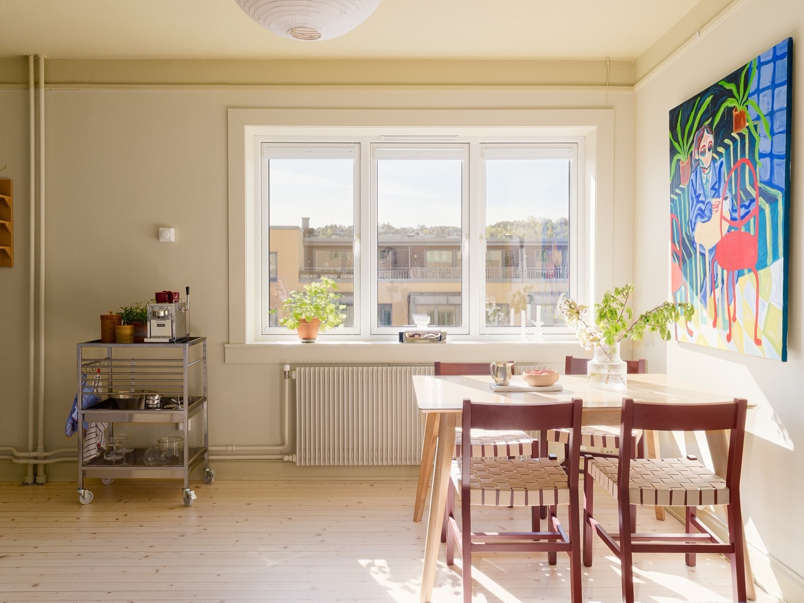 De store vindusflatene sørger for et fantastisk lysinnslipp inn i boligens stue, kjøkken og soverom. Galleribilde