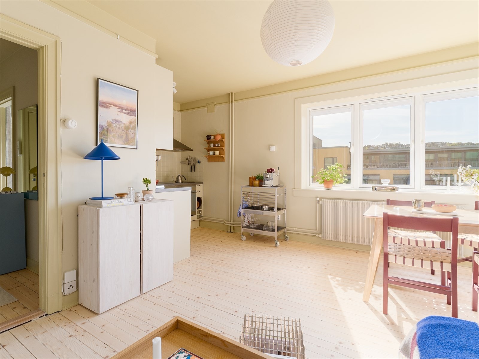 Kombinasjonen av den rause takhøyden (ca. 2,61m), store vinduer og god intern beliggenhet bidrar til en herlig romfølelse. Galleribilde
