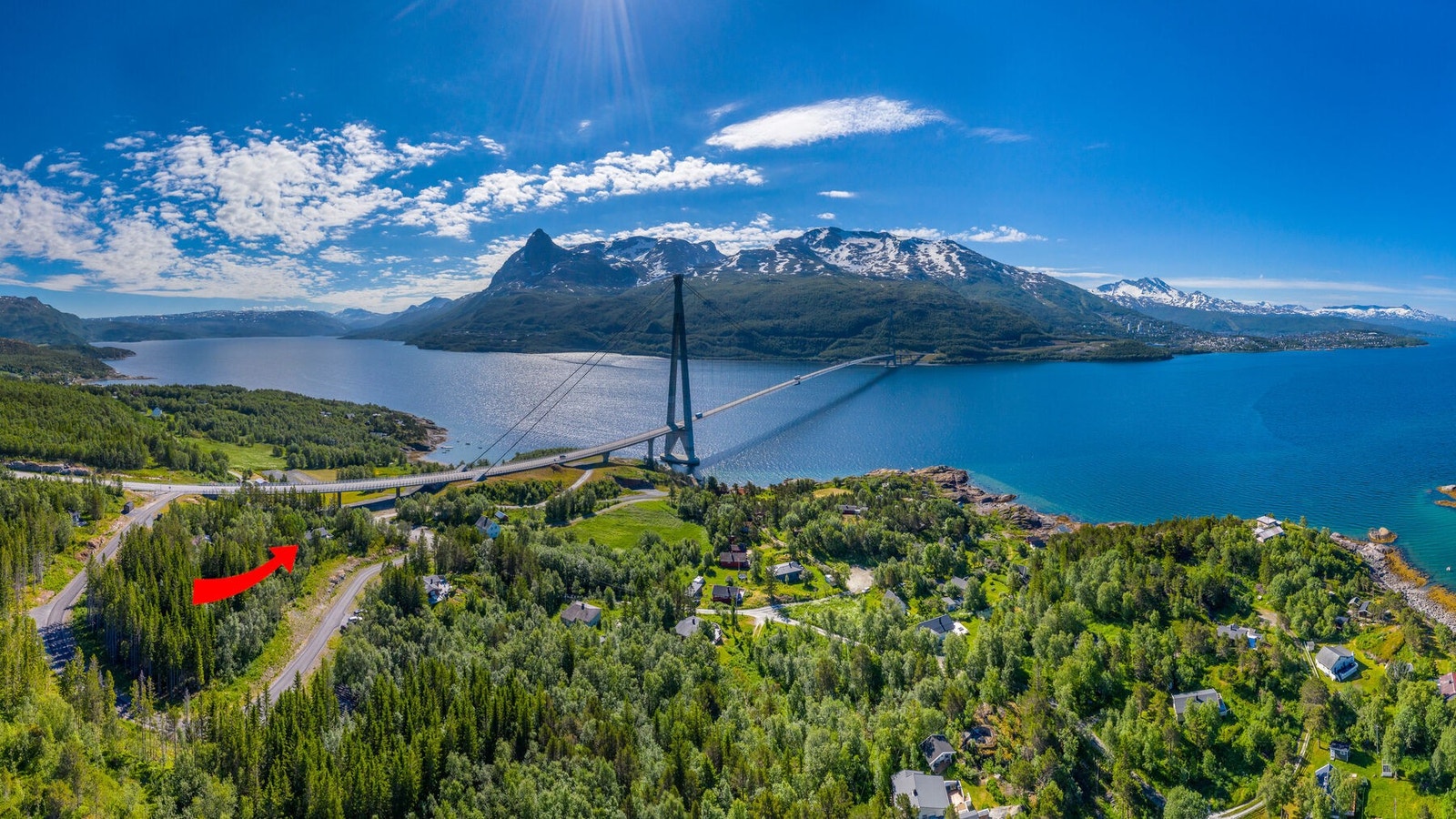Fritidsboligen ligger bare noen minutters kjøring fra Narvik sentrum og det er kort vei til stranden og fine turområder. Galleribilde