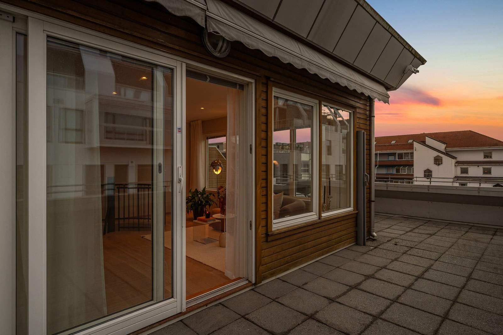 Takterrasse og inngang til øverste stue og soverom Galleribilde