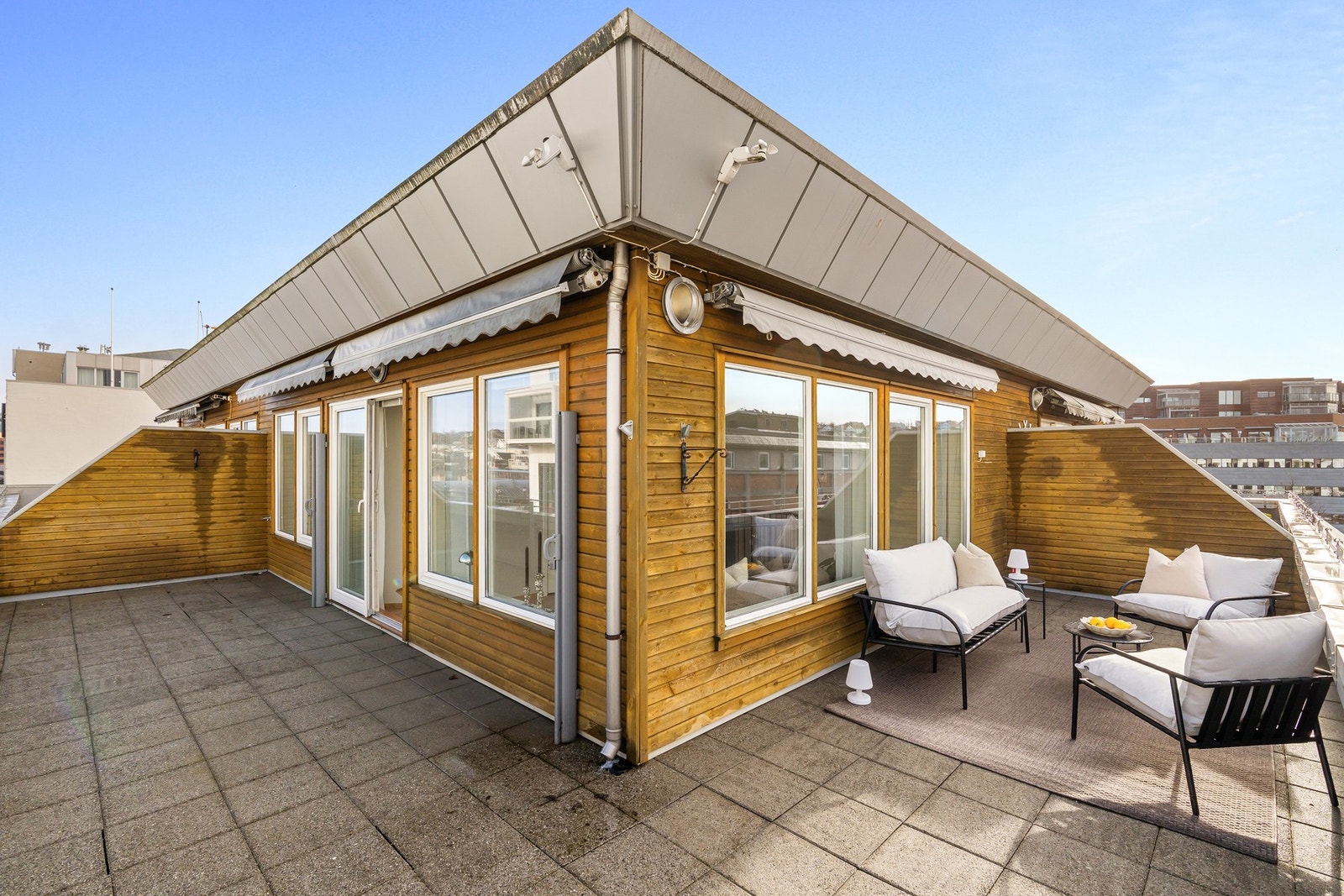 Det er markiser på terrassen. Galleribilde