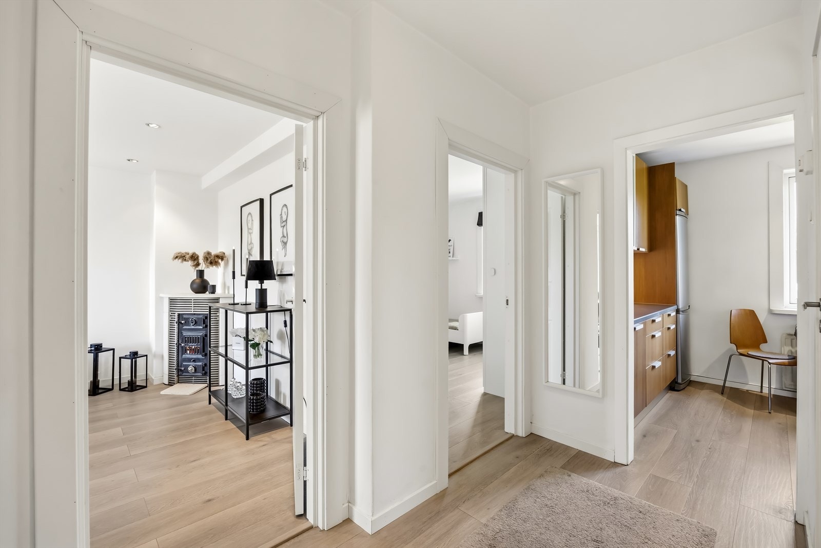 Entré og gang som knytter boligens rom naturlig sammen, med enkel adkomst til både stue, kjøkken og soverom. Galleribilde